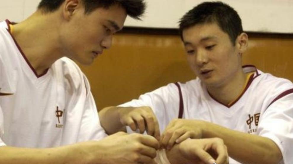姚明为何解雇刘炜，兄弟情与职业篮球之间，那道不得不跨过去的坎